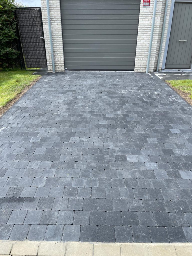 Oprit aanleggen in Maldegem met grijsblauwe klinkers - Maldegem - projectfoto 3 - Realisatie door PSBRUK Eeklo