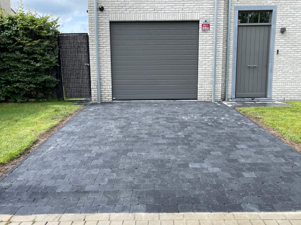 Oprit aanleggen in Maldegem met grijsblauwe klinkers - Maldegem - projectfoto 4 - Realisatie door PSBRUK Eeklo