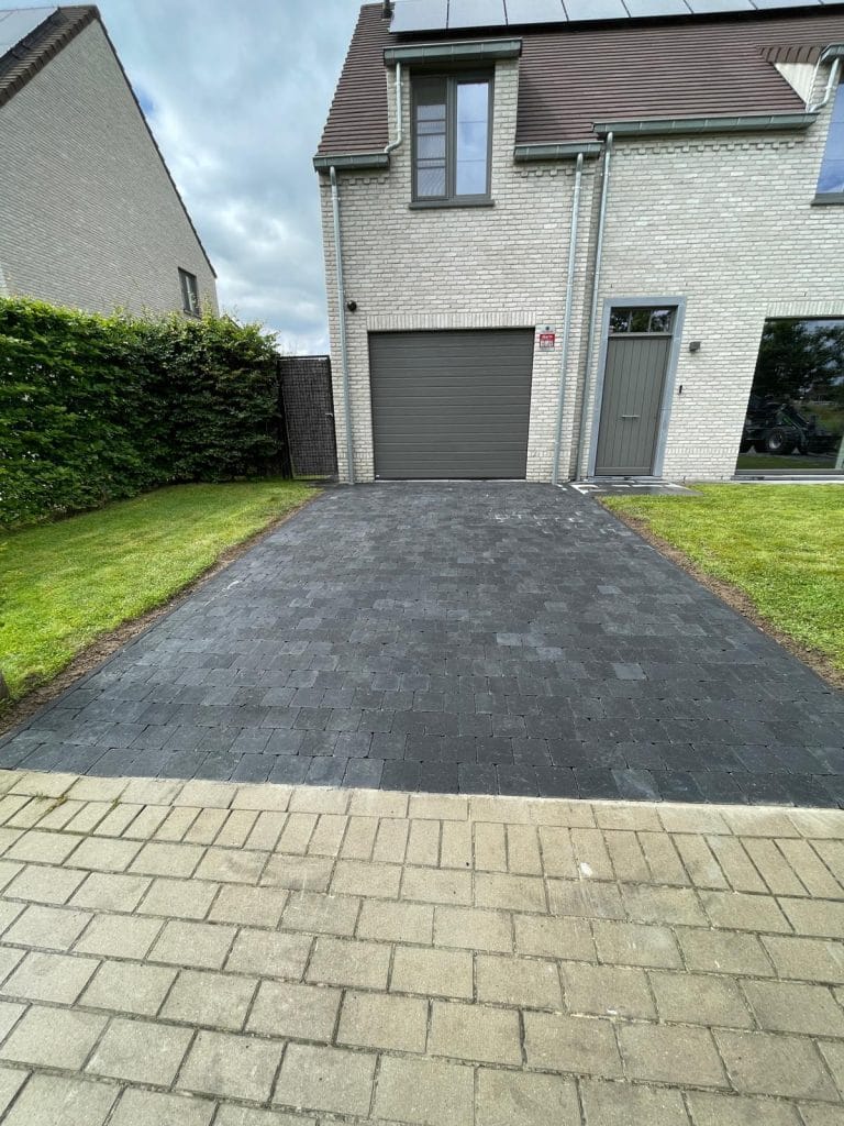Oprit aanleggen in Maldegem met grijsblauwe klinkers