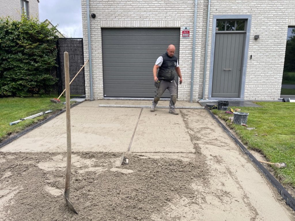 Oprit aanleggen in Maldegem met grijsblauwe klinkers - Maldegem - projectfoto 5 - Realisatie door PSBRUK Eeklo