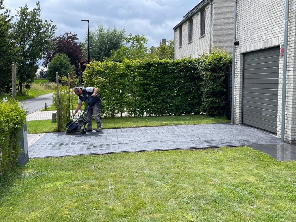 Oprit aanleggen in Maldegem met grijsblauwe klinkers - Maldegem - projectfoto 2 - Realisatie door PSBRUK Eeklo