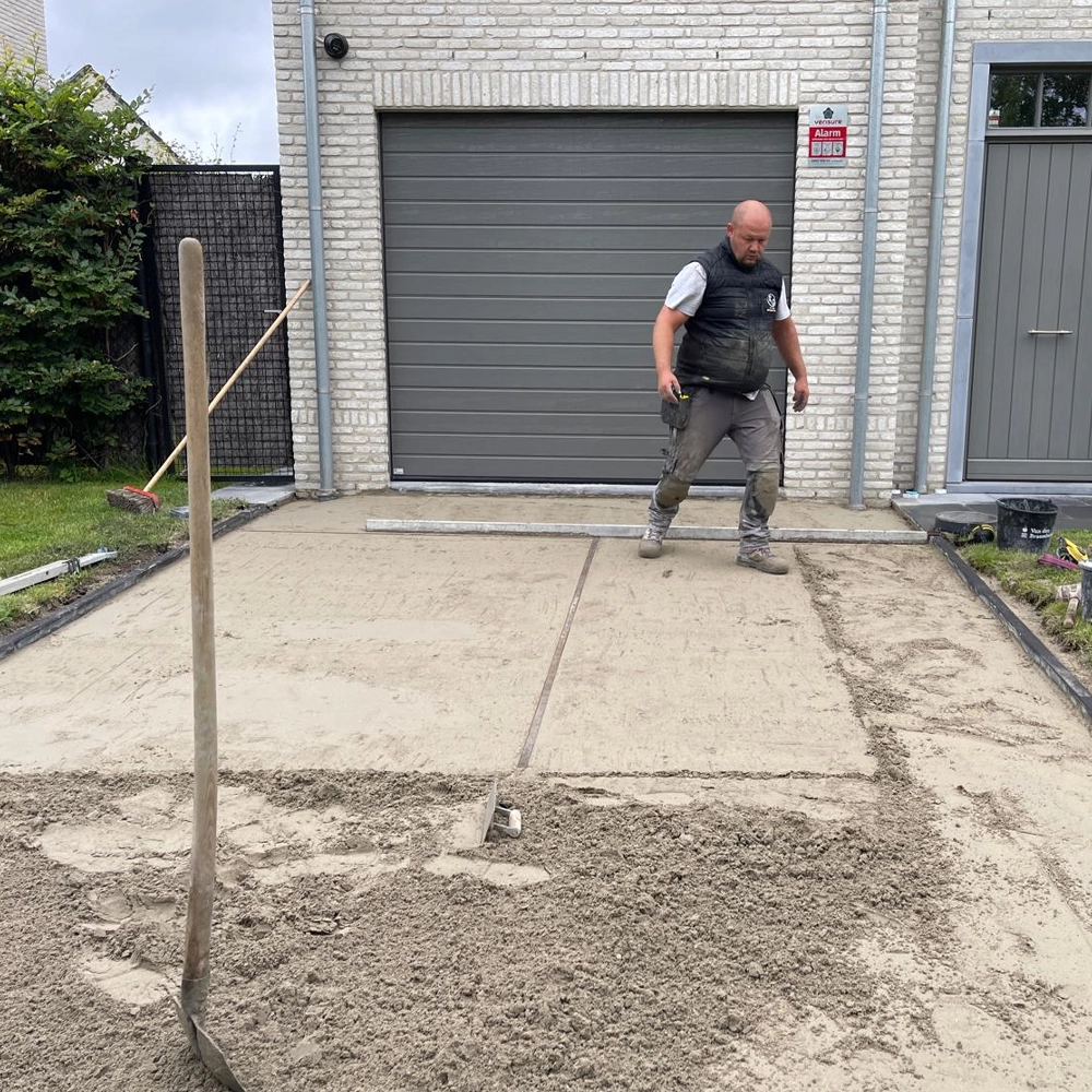 Grondwerken na het oprit aanleggen.