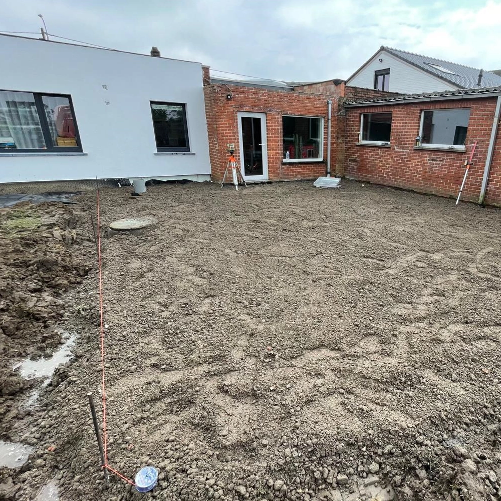 Geëgaliseerde grond voor het leggen van het terras.