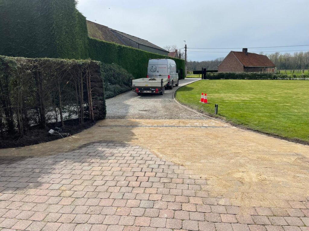 Oprit herstellen in Aalter met lichte bestrating - projectfoto 5 - Realisatie door PSBRUK Eeklo