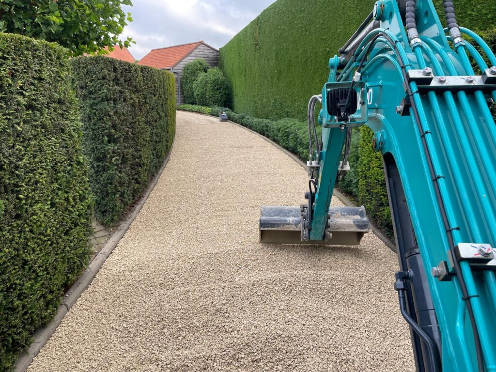 Toegangsweg in Aalter met lichte siergrind - projectfoto 2 - Realisatie door PSBRUK Eeklo