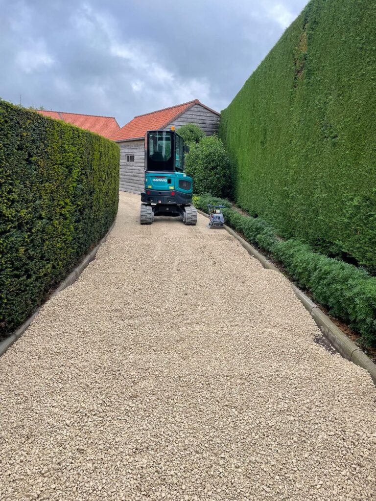 Toegangsweg in Aalter met lichte siergrind - projectfoto 3 - Realisatie door PSBRUK Eeklo