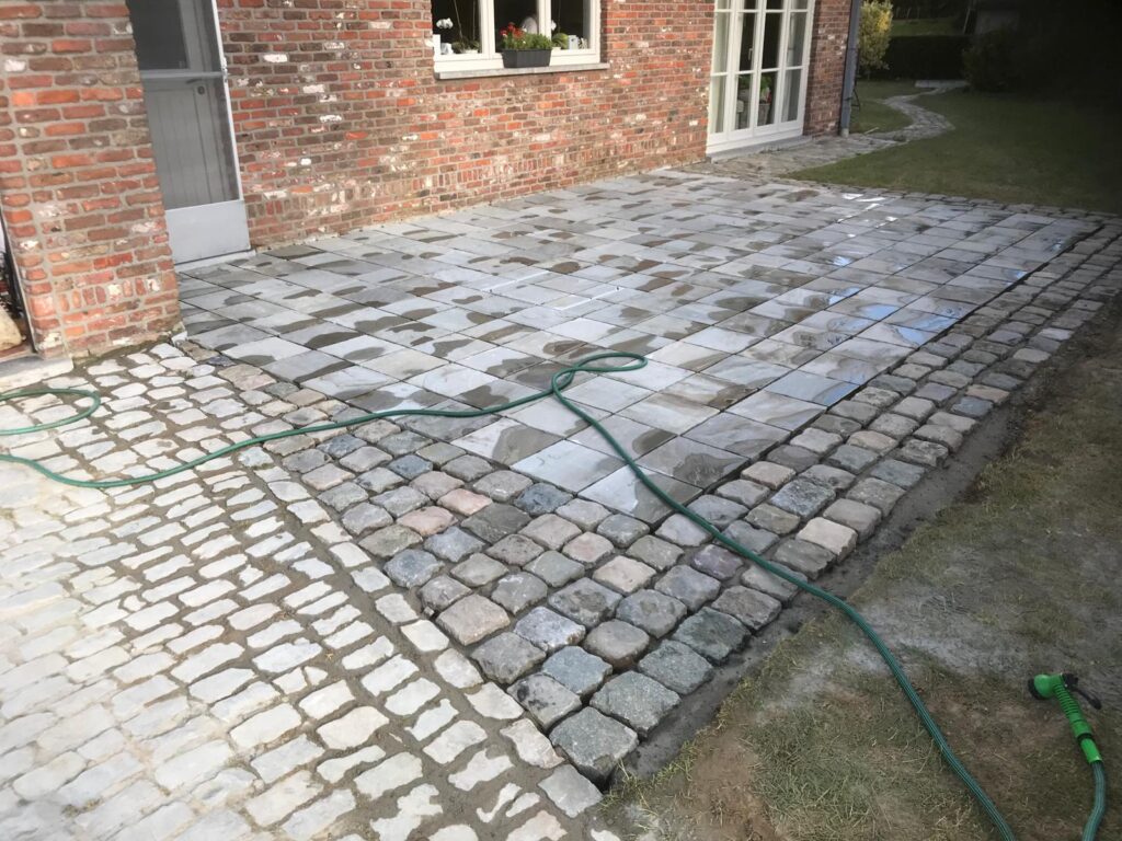 Terras aanleggen in Kortenberg met natuursteen en kasseien - projectfoto 3 - Realisatie door PSBRUK Eeklo