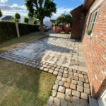 Terras aanleggen in Kortenberg met natuursteen en kasseien - projectfoto - Realisatie door PSBRUK Eeklo