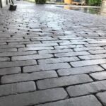 Terras en tuinpad in Evergem met donkere kasseien - projectfoto - Realisatie door PSBRUK Eeklo