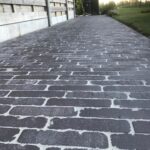 Terras en tuinpad in Evergem met donkere kasseien - projectfoto 2 - Realisatie door PSBRUK Eeklo