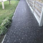 Terras en tuinpad in Evergem met donkere kasseien - projectfoto 4 - Realisatie door PSBRUK Eeklo