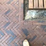 Terras aanleggen in Gent met kleiklinkers in visgraatverband - projectfoto - Realisatie door PSBRUK Eeklo